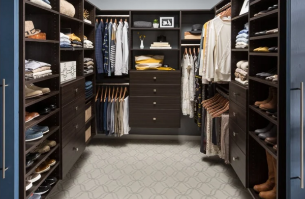 Lemari pakaian dengan aksen logam untuk kesan industrial yang mewah